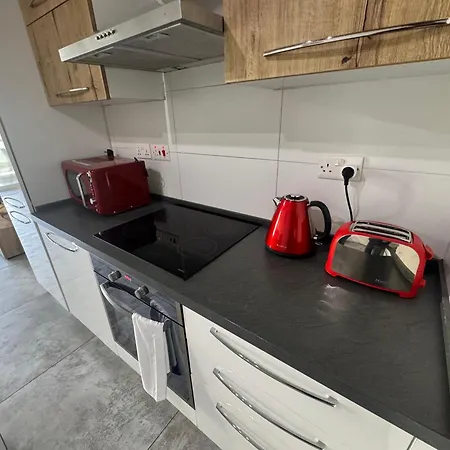 Spinola Bayview 2 Bedroom By Mabeli Apartment
